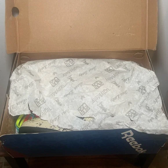 Melody Ehsani x Reebok Love sneaker - Picture 4 of 11